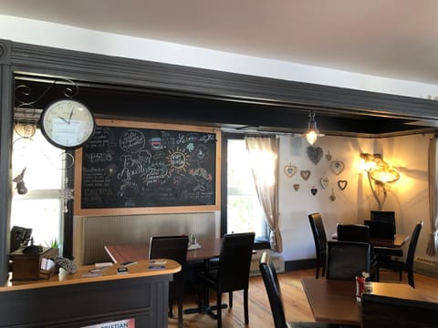 Auberge d'Anjou-Cocooning Café Inn in New Brunswick