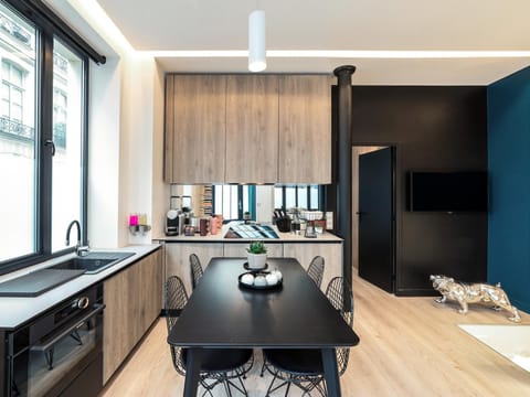 Kitchen or kitchenette, Dining area