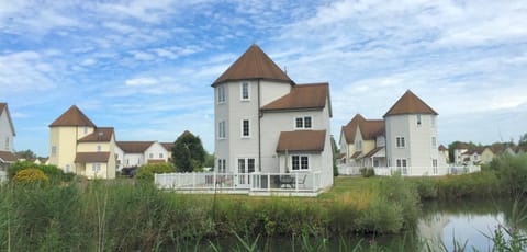 Property building, Neighbourhood, Garden view, Lake view