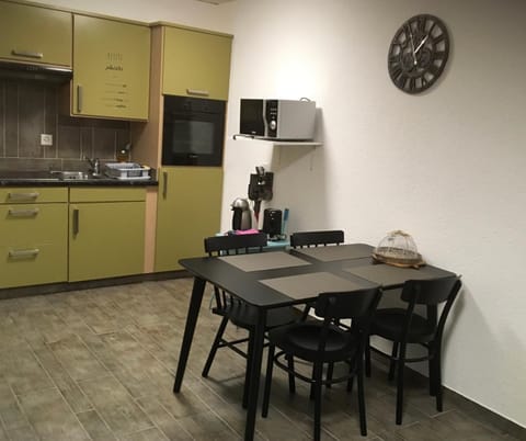 Kitchen or kitchenette, Dining area