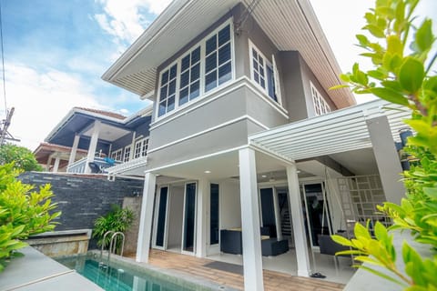 Modern Pool House House in Nong Kae