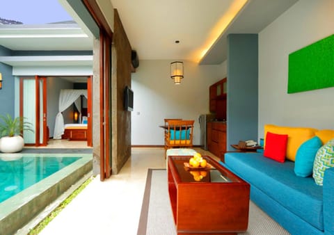 Living room, Pool view