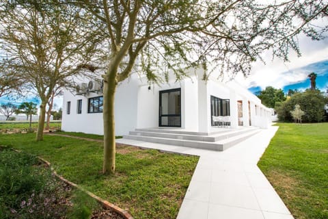 Property building, Facade/entrance, Garden