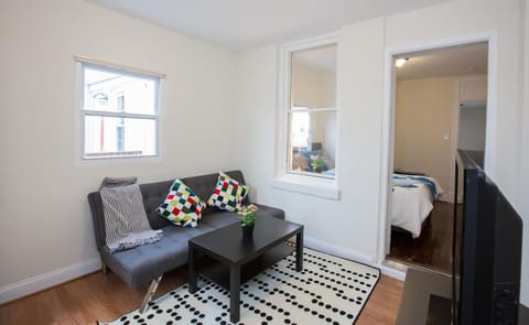 Charming studio - 3 min walk to PETWORTH Metro station; 10 min to Convention Center Chambre d’hôte in District of Columbia