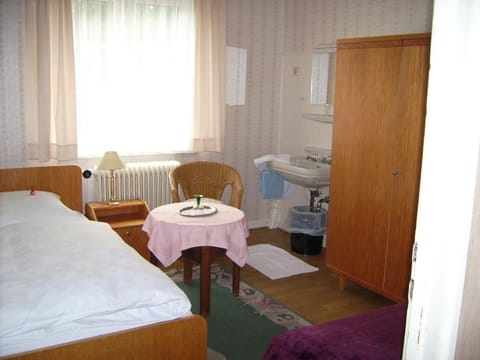 Bed, Seating area