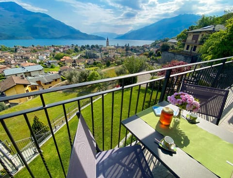 View (from property/room), Balcony/Terrace, Lake view, Mountain view