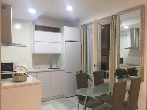 Kitchen or kitchenette, Dining area