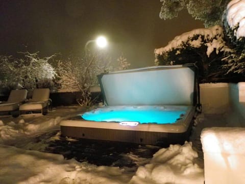 Hot Tub, Swimming pool