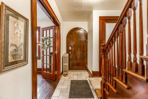 NEWHOST-Victorian Pintrest Style 15min to Downtown Apartment in Detroit