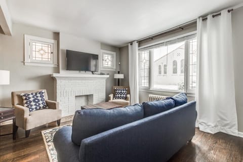 Cute and Quiet Sleeps 10~15mins Downtown Detroit Apartment in Detroit