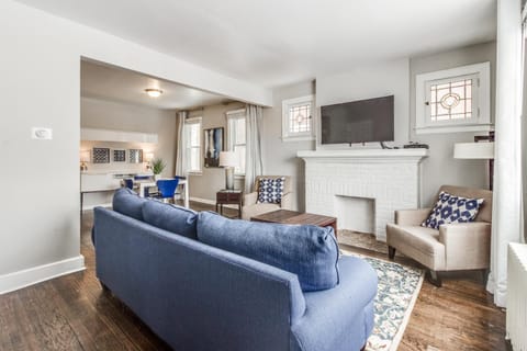 Cute and Quiet Sleeps 10~15mins Downtown Detroit Apartment in Detroit