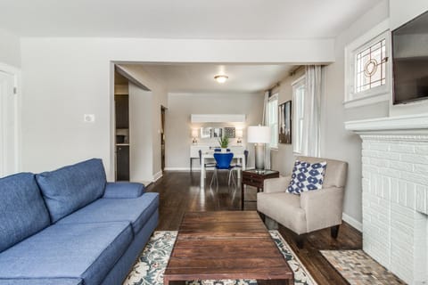 Cute and Quiet Sleeps 10~15mins Downtown Detroit Apartment in Detroit