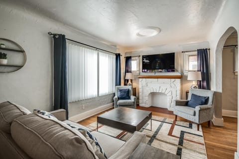 "Elizabeth Lake House" ~Sleeps 7~ Pontiac/GM Exec Apartment in Auburn Hills