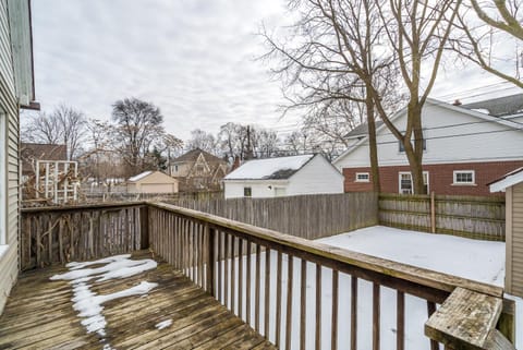 "Elizabeth Lake House" ~Sleeps 7~ Pontiac/GM Exec Apartment in Auburn Hills