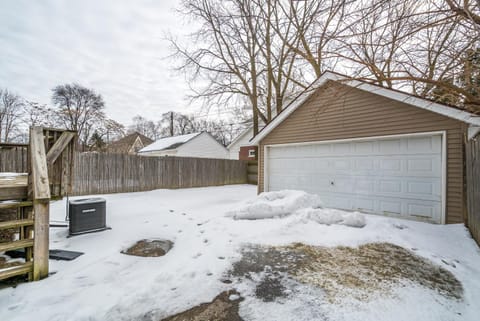 "Elizabeth Lake House" ~Sleeps 7~ Pontiac/GM Exec Apartment in Auburn Hills