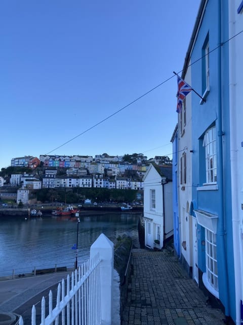 Mariners, Fisherman's Cottage in the Heart of the Harbour with Wonderful Sea Views & Free Dedicated Parking House in Brixham