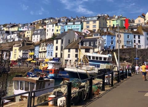 Mariners, Fisherman's Cottage in the Heart of the Harbour with Wonderful Sea Views & Free Dedicated Parking Casa in Brixham