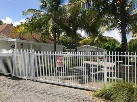 Grove Bay Bungalow - 2/2 Gated Cottage-Walk to Bay House in Coconut Grove