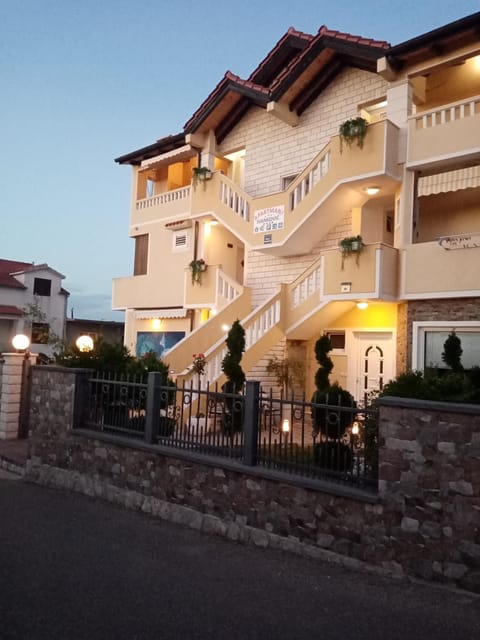 Property building, Facade/entrance
