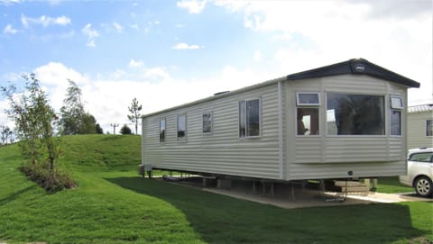 Serenity Luxury Hot Tub Breaks House in Tattershall