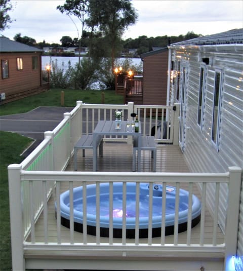 Serenity Luxury Hot Tub Breaks House in Tattershall