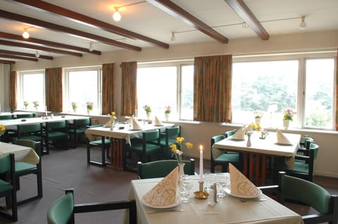Restaurant/places to eat, Restaurant/places to eat, Food close-up, Natural landscape, Food and drinks, Banquet/Function facilities, Evening entertainment, Food, Meals, Lunch, Dinner, Drinks, Alcoholic drinks, Non alcoholic drinks