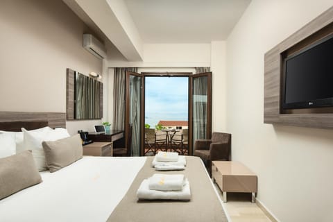 Photo of the whole room, Sea view