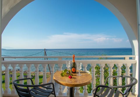 Balcony/Terrace, Decorative detail, Sea view, Alcoholic drinks