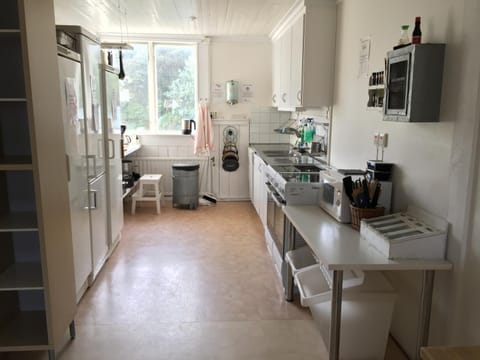 Coffee/tea facilities, Kitchen or kitchenette, Communal kitchen, dishwasher, minibar, pet friendly, stove, toaster