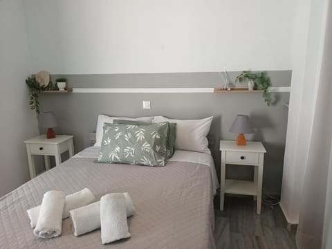 Athina's blue studios Apartment in Naousa