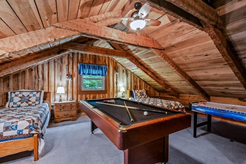 New Song Appalachian Chink Style Cabin Cabin in Pigeon Forge