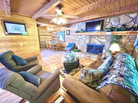 New Song Appalachian Chink Style Cabin Casa in Pigeon Forge