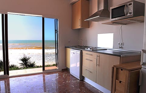 Kitchen or kitchenette, Sea view