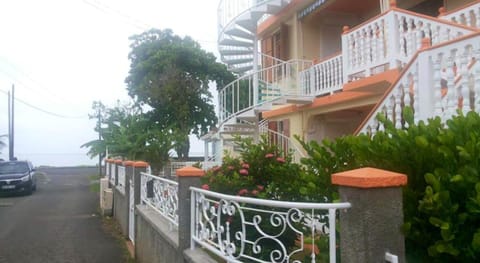 Appartement de 2 chambres a Deshaies a 500 m de la plage avec vue sur la mer terrasse et wifi Condominio in Deshaies