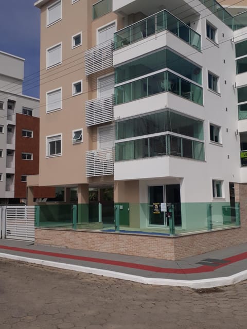 Apto em Palmas - à 80 metros do Mar Apartment in Florianopolis