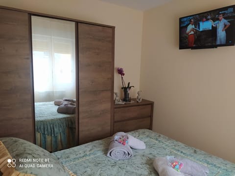 Bed, TV and multimedia, Photo of the whole room, Bedroom