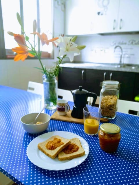 Food and drinks, Dining area, Food, Breakfast