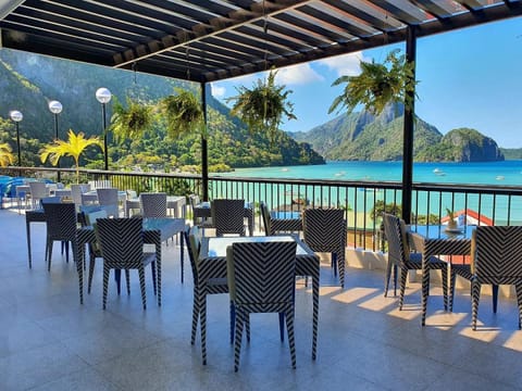 Restaurant/places to eat, View (from property/room), Lounge or bar, Dining area, Beach, Mountain view, Sea view