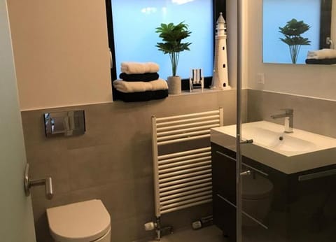 Wellenspiel - einmalige Atmosphäre mit Rosengarten Apartment in Friesland