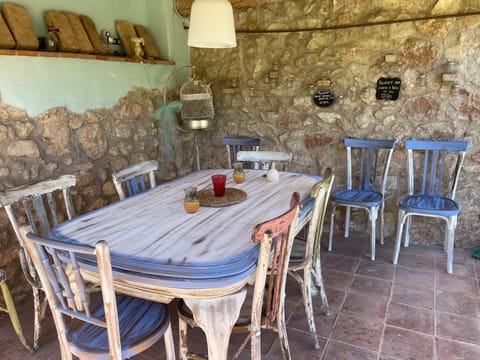 Restaurant/places to eat, BBQ facilities, Garden