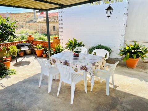 Patio, Day, BBQ facilities, View (from property/room), Balcony/Terrace, Dining area, locker