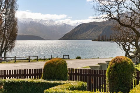 Patio, Lake view, Mountain view, Location