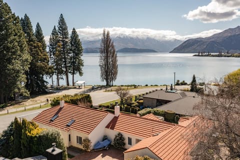 Property building, Neighbourhood, View (from property/room), Lake view, Mountain view