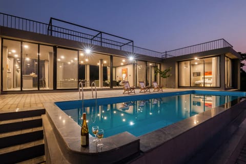 StayVista's Villa Meer - Lakeview Villa with Spacious Pool & Terrace for Stargazing Villa in Maharashtra