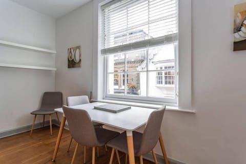 Spacious Central Chic Apartment - Simply Check In Appartamento in Winchester