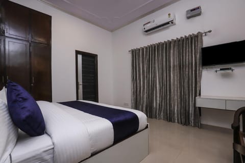 Hotel Vizima Palace - NEAR WAVE CITY CENTER METRO STATION Hotel in Noida