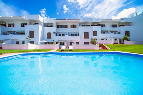 Property building, Day, Pool view, Swimming pool, sunbed