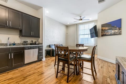 Kitchen or kitchenette, Dining area