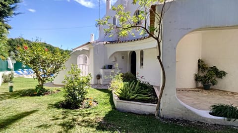 Villa Palmeira Galé Beach Villa in Guia