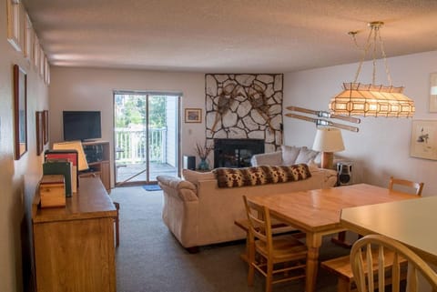 Habitat Condo A7 - Easy Walk to Downtown Ketchum & Hot Tub Onsite House in Ketchum